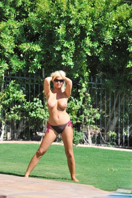 Amateur beauty Marilyn loses her bikini top and shows her big boobs