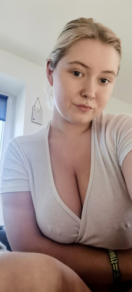 Busty Amateur Pics